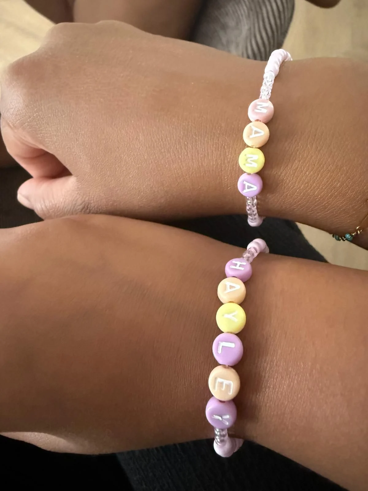 Echte foto van de MAMA- en HAYLEY-armbandjes, gemaakt door Hayley.
