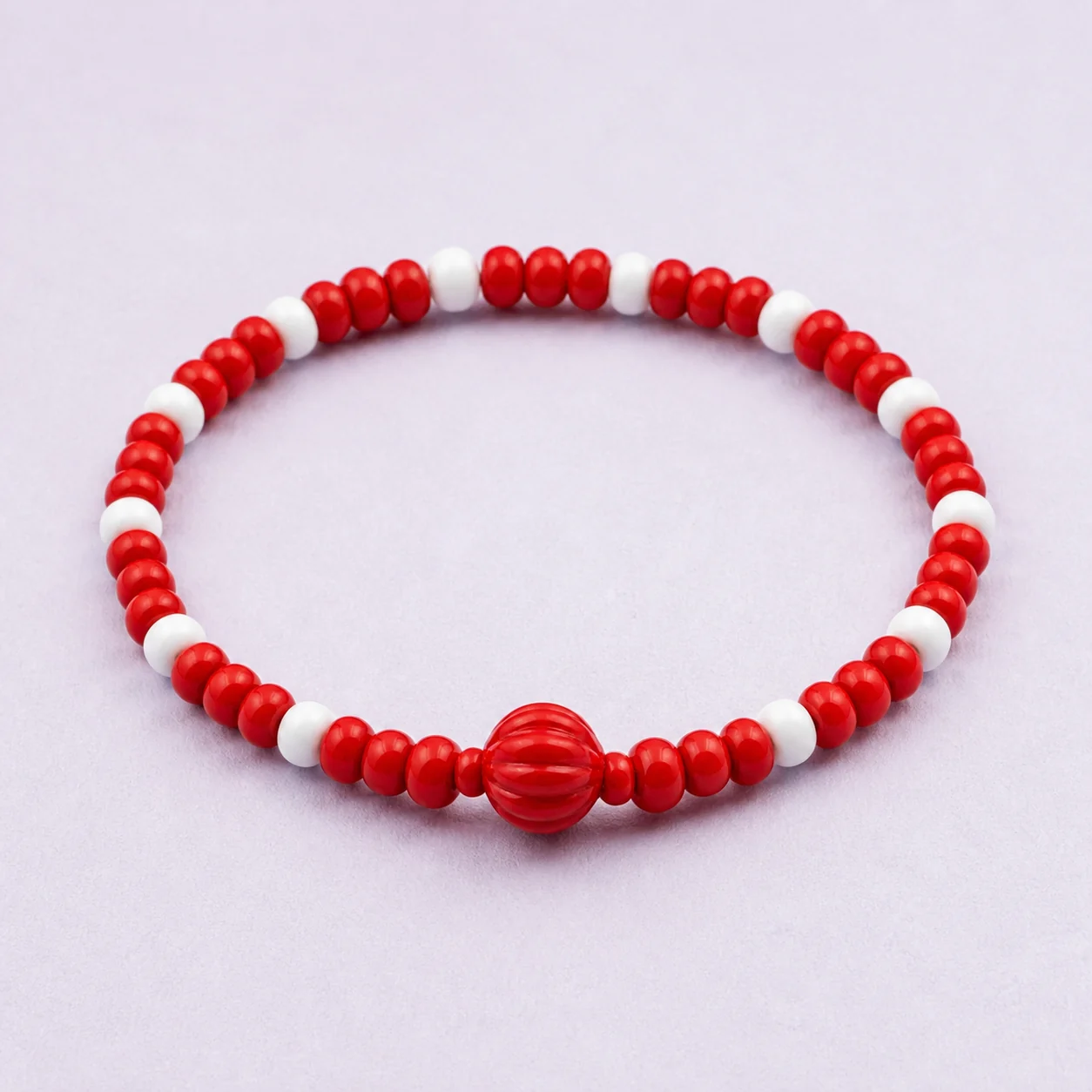 Conceptbeeld van een rood-witte Team Colors-armband met rood als hoofdkleur.